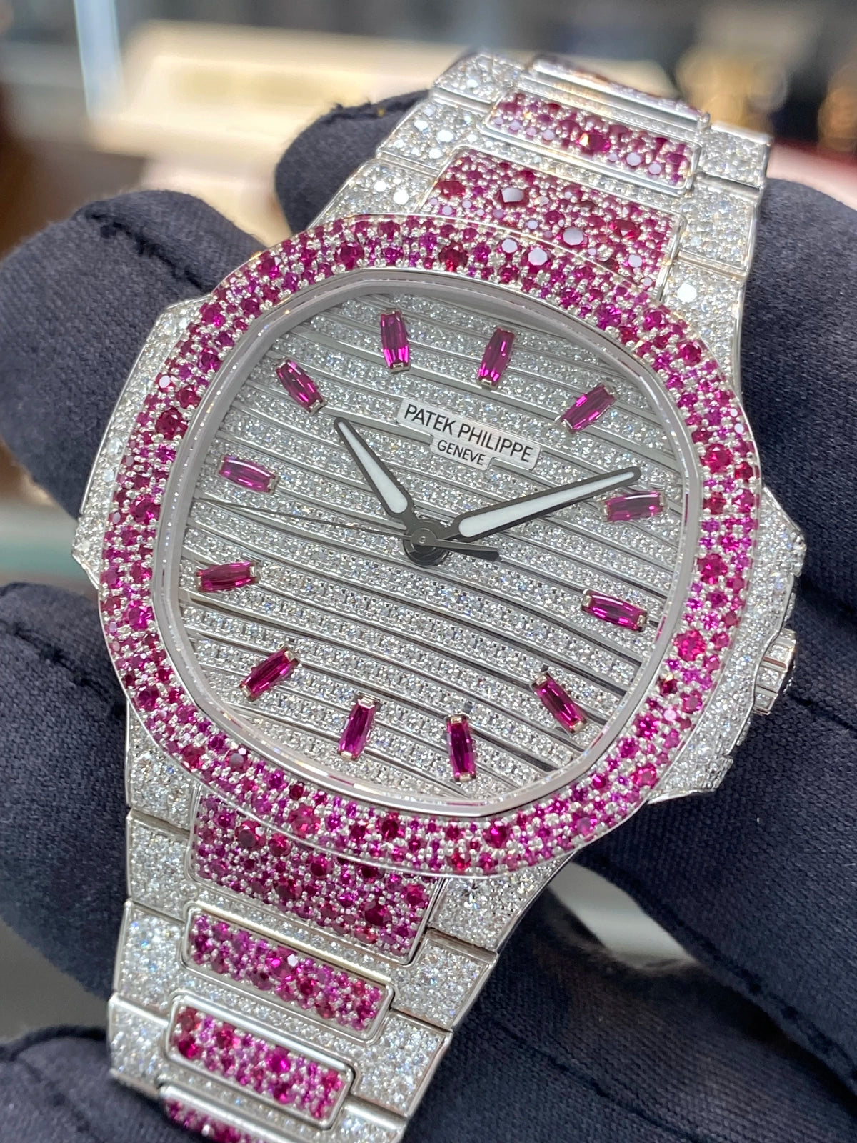 Patek Philippe Ladies Nautilus 7118/1452G — listing photograph
