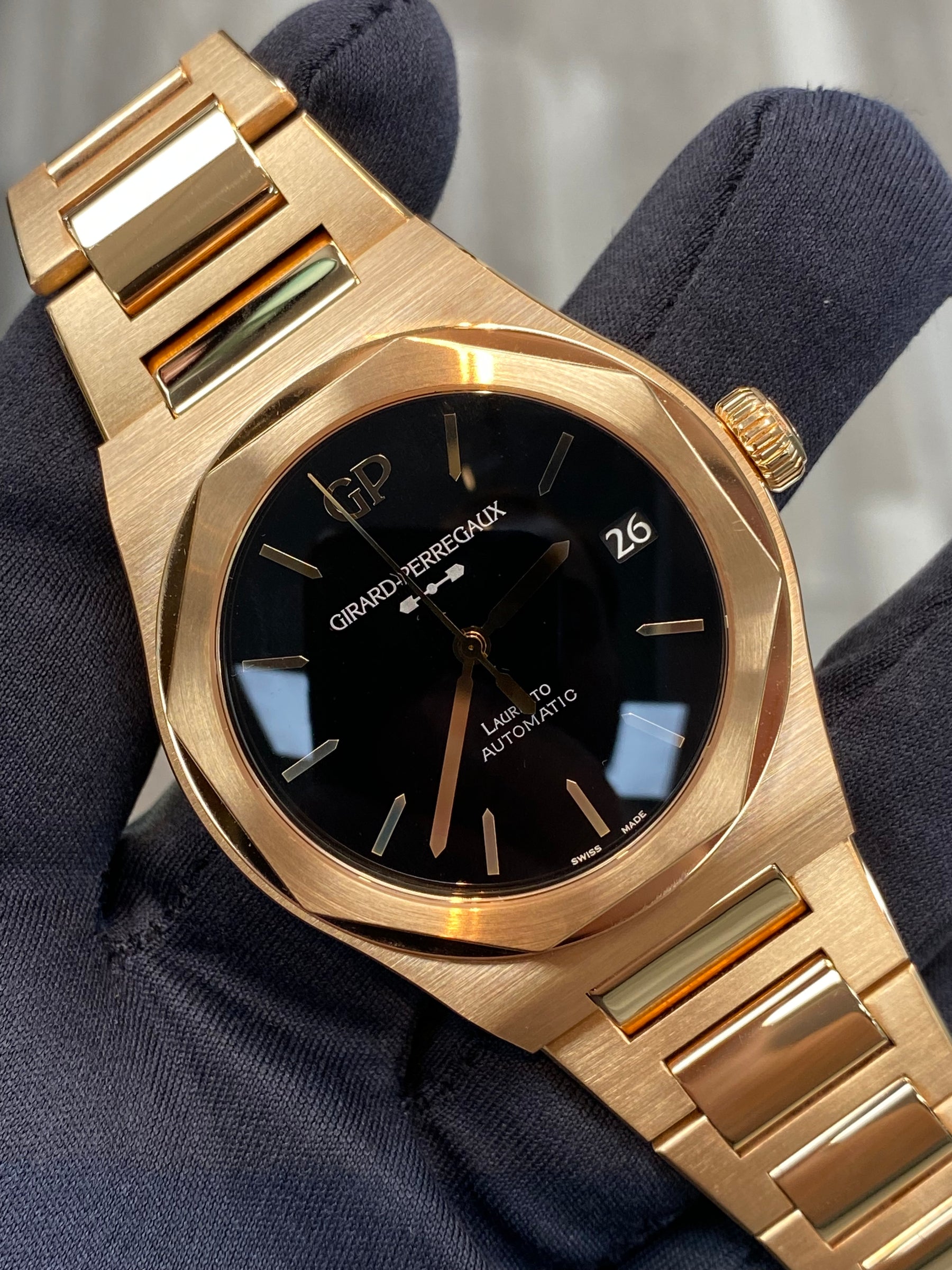GIRARD PERREGAUX Laureato 81010-52-3118-1CM Complete 2025