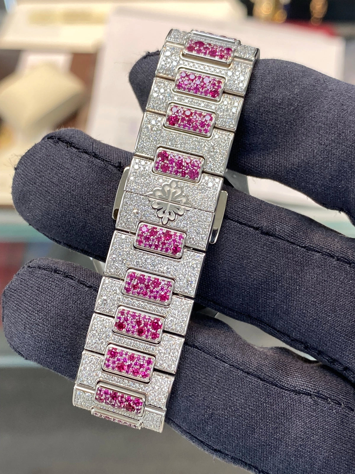 Patek Philippe Ladies Nautilus 7118/1452G — listing photograph