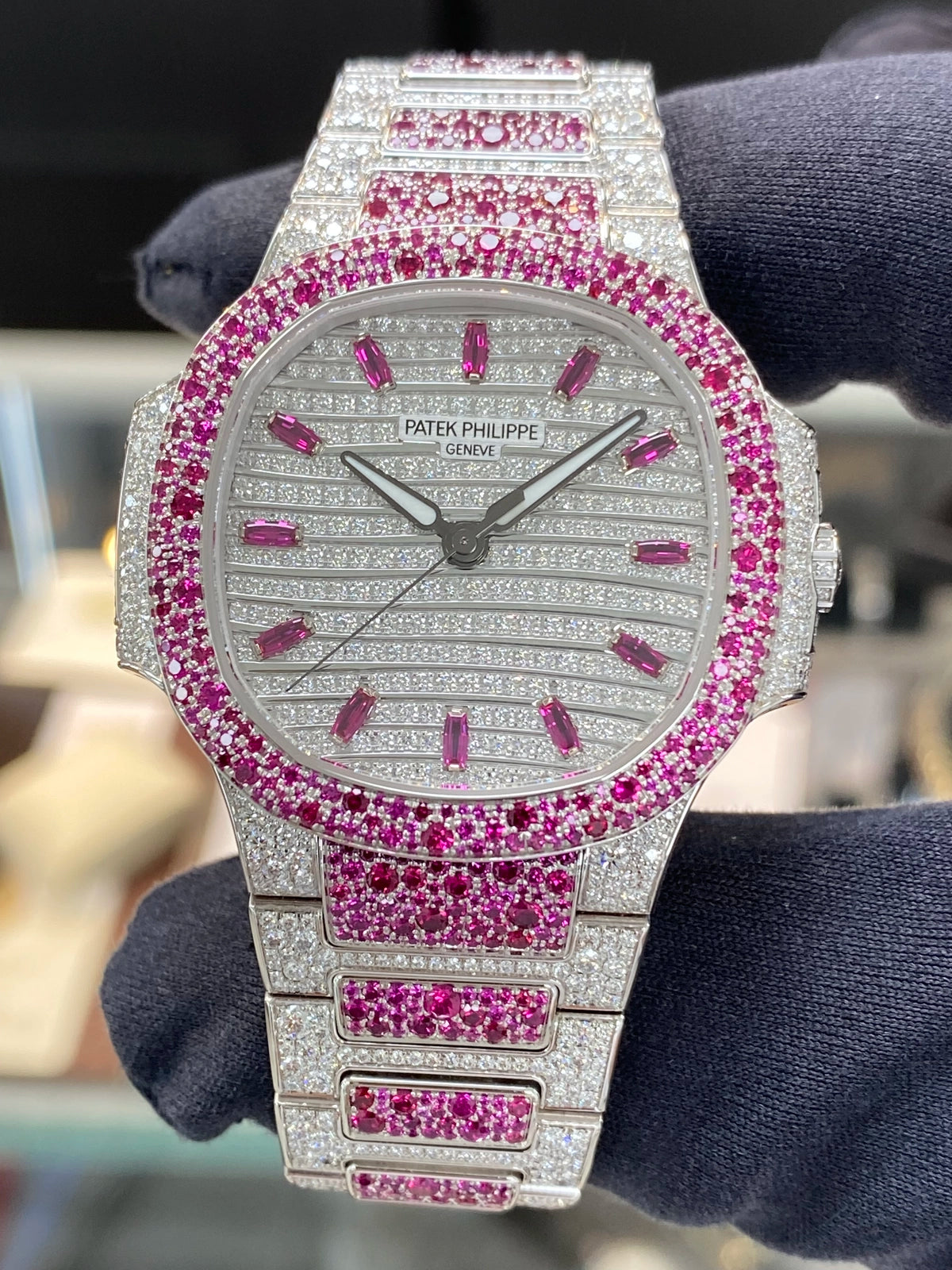 Patek Philippe Ladies Nautilus 7118/1452G — listing photograph