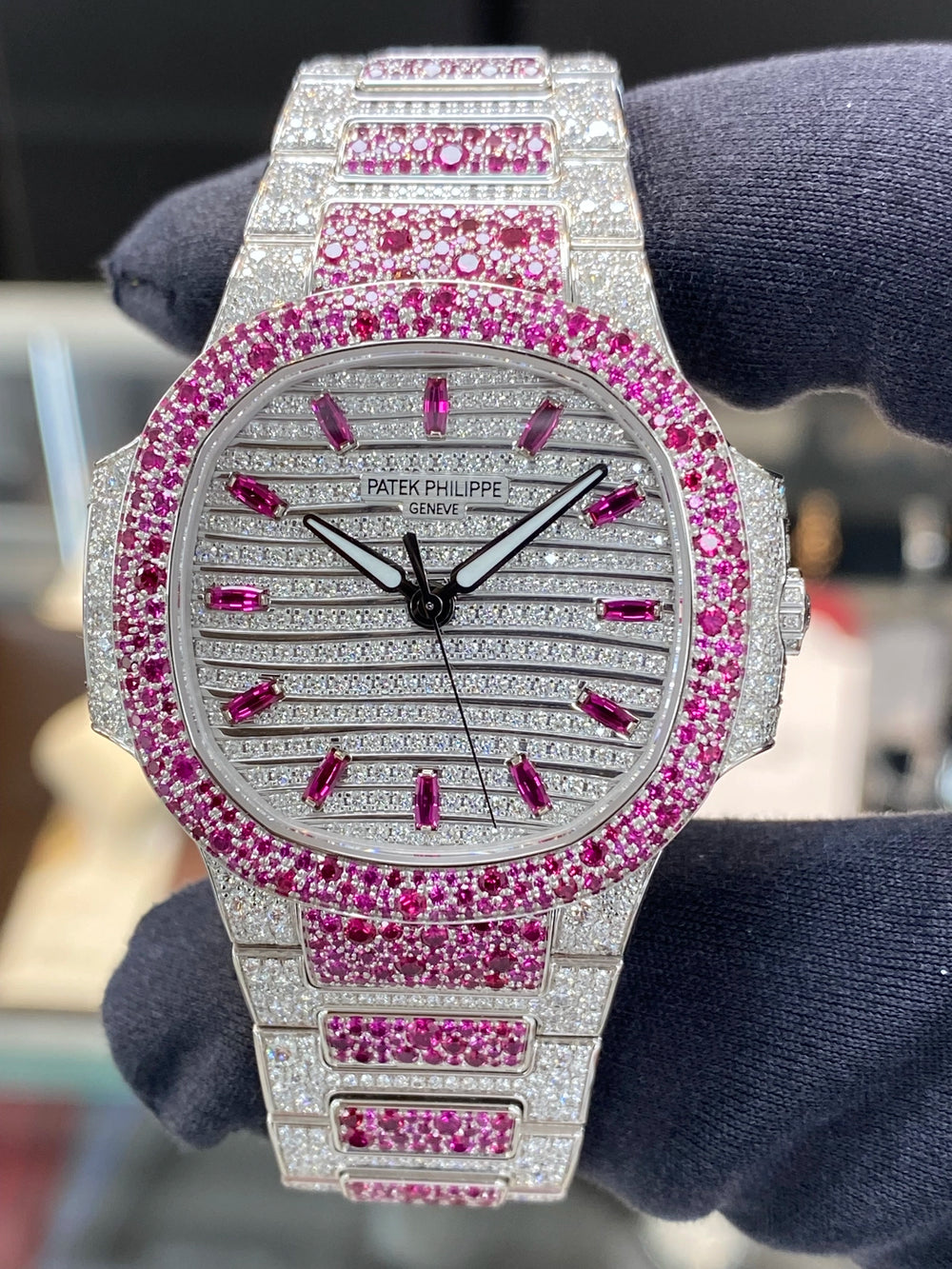 Patek Philippe Ladies Nautilus 7118/1452G — listing photograph