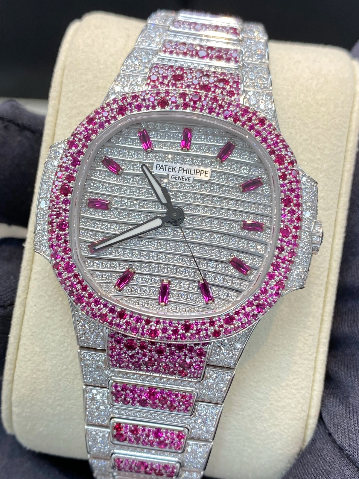 Patek Philippe Ladies Nautilus 7118/1452G — listing photograph