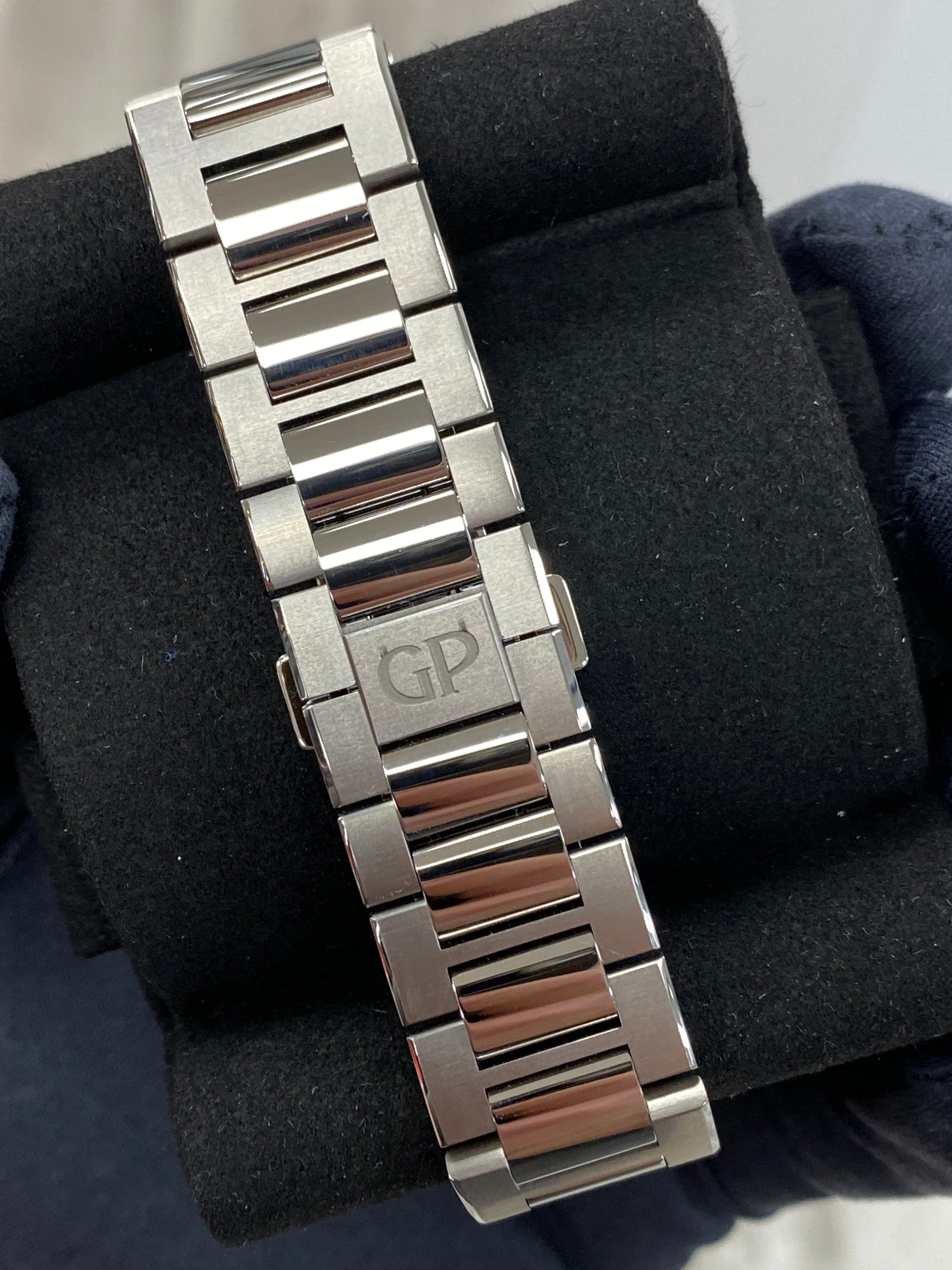 Girard Perregaux Laureato Chronograph 81020-21-3398-1CM Complete 2025