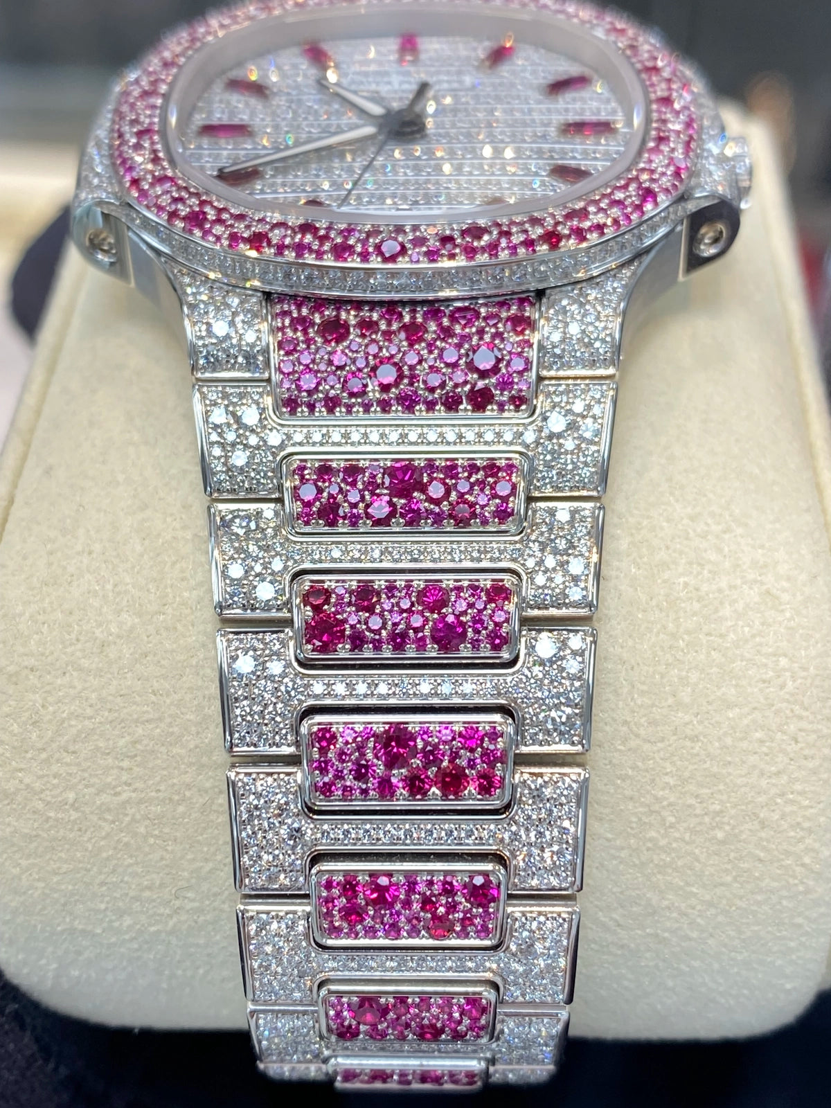 Patek Philippe Ladies Nautilus 7118/1452G — listing photograph