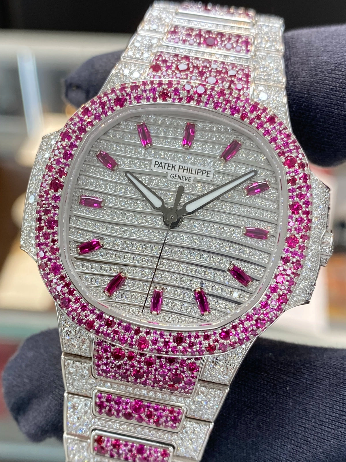 Patek Philippe Ladies Nautilus 7118/1452G — listing photograph
